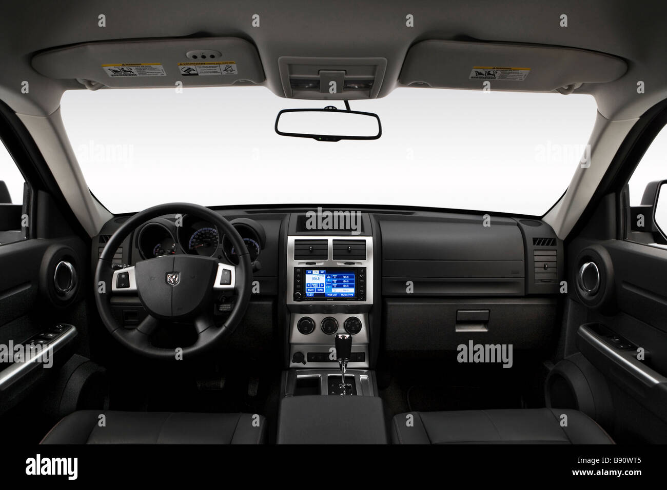 2009 Dodge Nitro R/T in nero - Cruscotto, consolle cambio di marcia  visualizzare Foto stock - Alamy