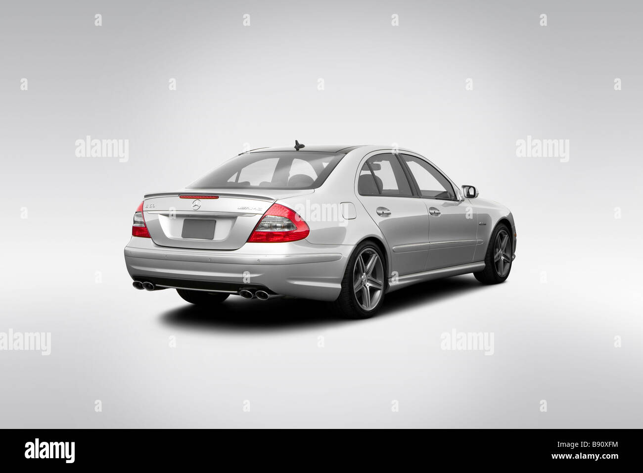 2009 Mercedes-Benz Classe E E63 AMG in argento - angolo posteriore vista Foto Stock