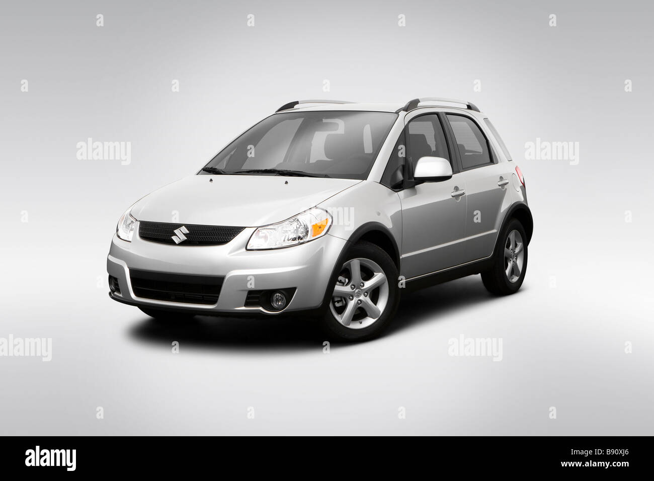 2009 Suzuki SX4 crossover in argento - Vista anteriore angolare Foto Stock