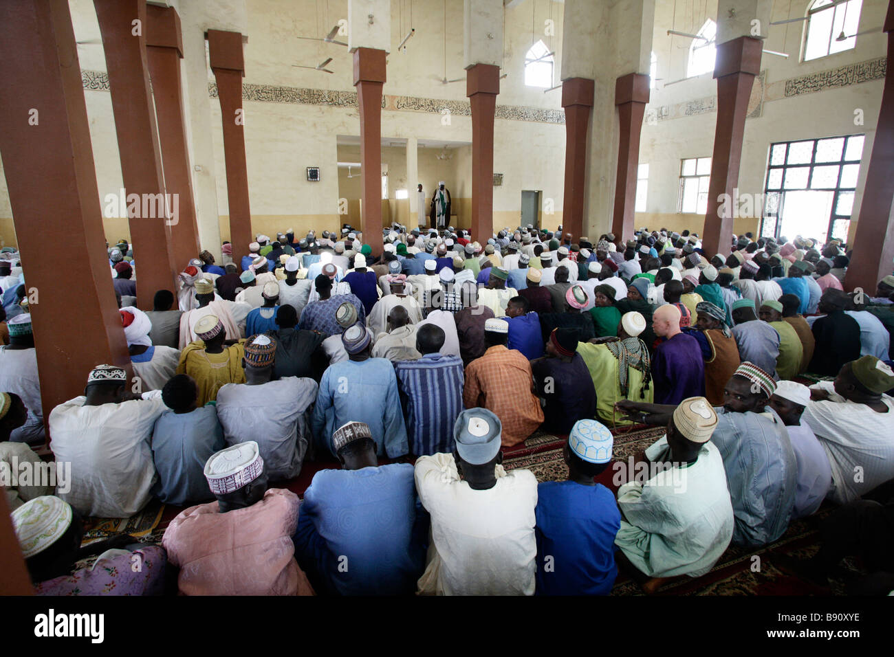 Nigeria: uomini musulmani durante la preghiera del Venerdì nella moschea di Wase/Nigeria Foto Stock