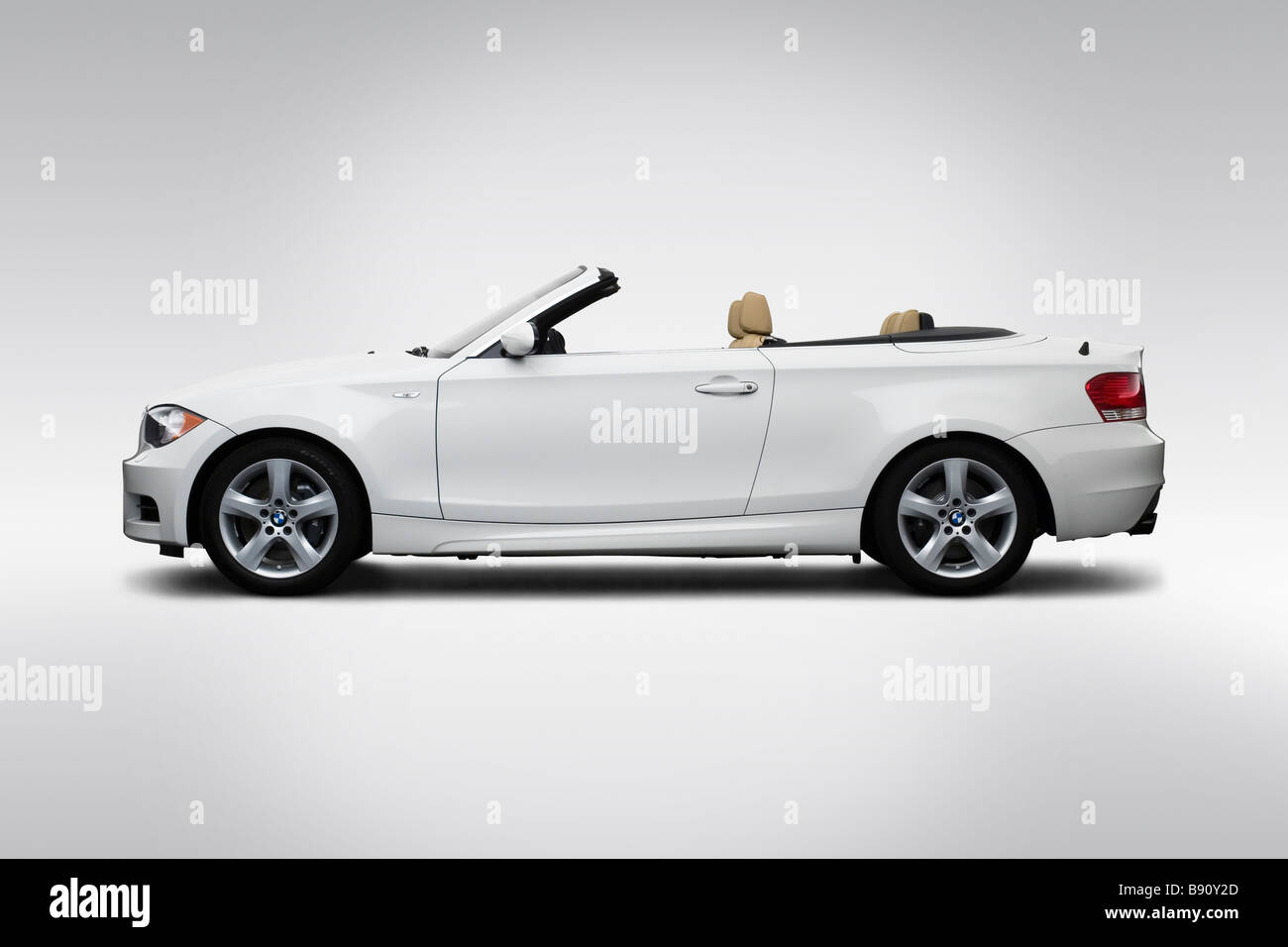 2009 BMW 1 Series 135i in bianco - Driver Profilo laterale Foto Stock