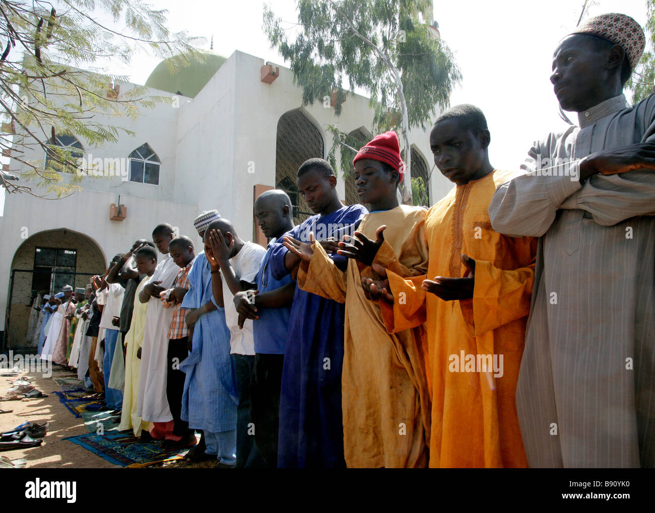 Nigeria: uomini musulmani durante la preghiera del venerdì di fronte alla moschea di Wase/Nigeria Foto Stock