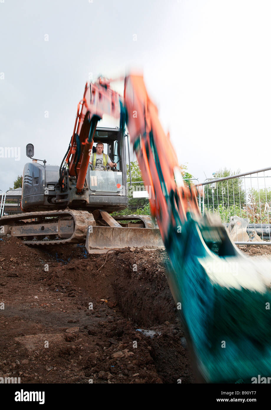 Jcb lo scavo di una trincea su un sito in costruzione Foto Stock