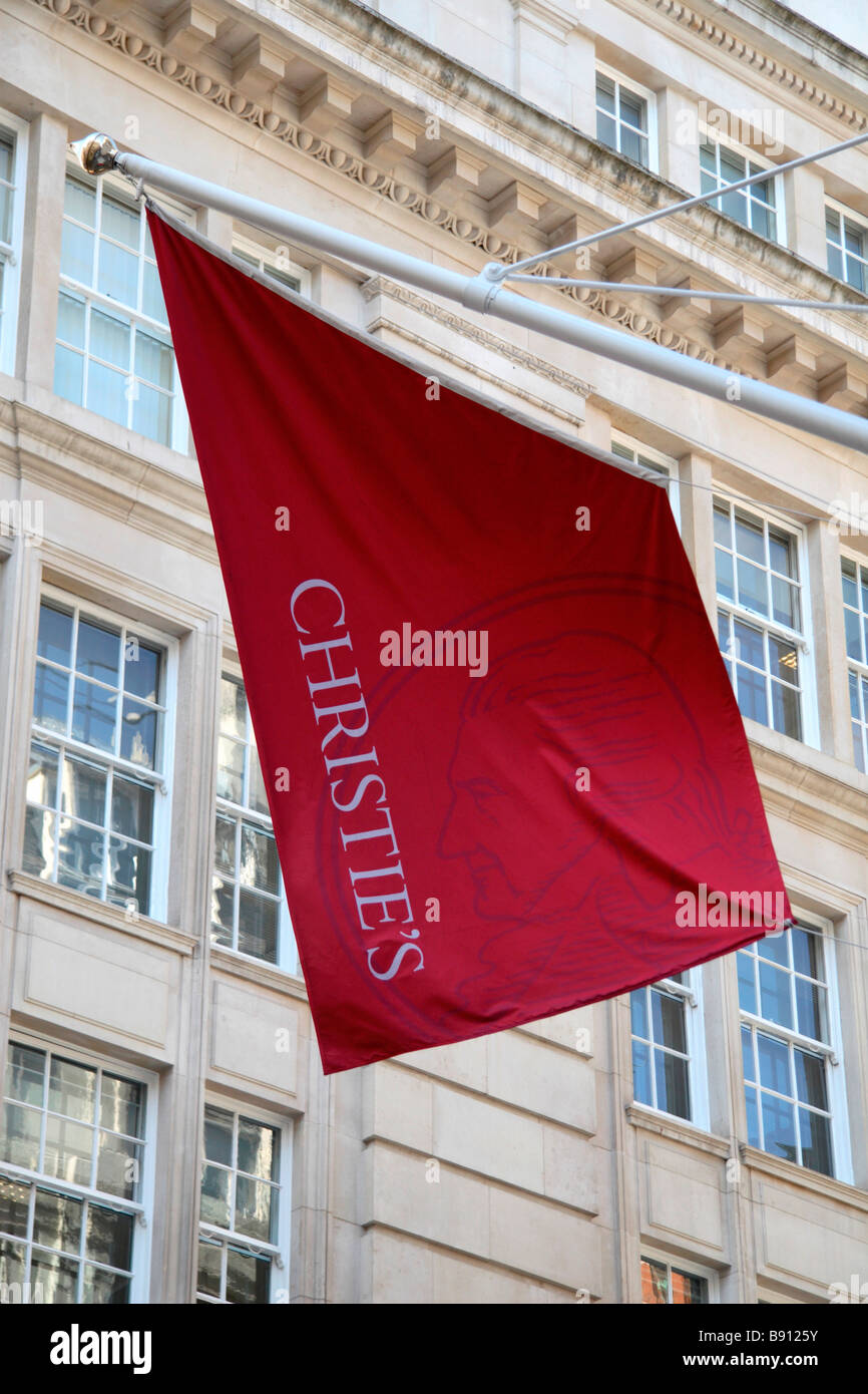 Un Christie's bandiera volare al di sopra della International Auction House in St James's, Londra. Mar 2009 Foto Stock