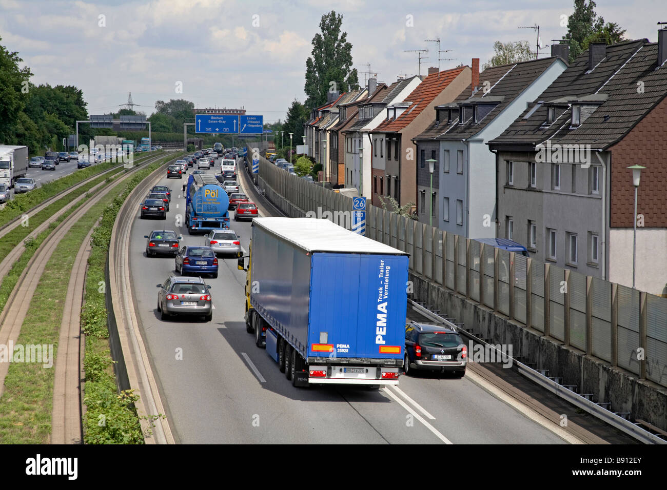 Autostrada trafficata vicino ad una zona di alloggiamento, Essen, Germania Foto Stock