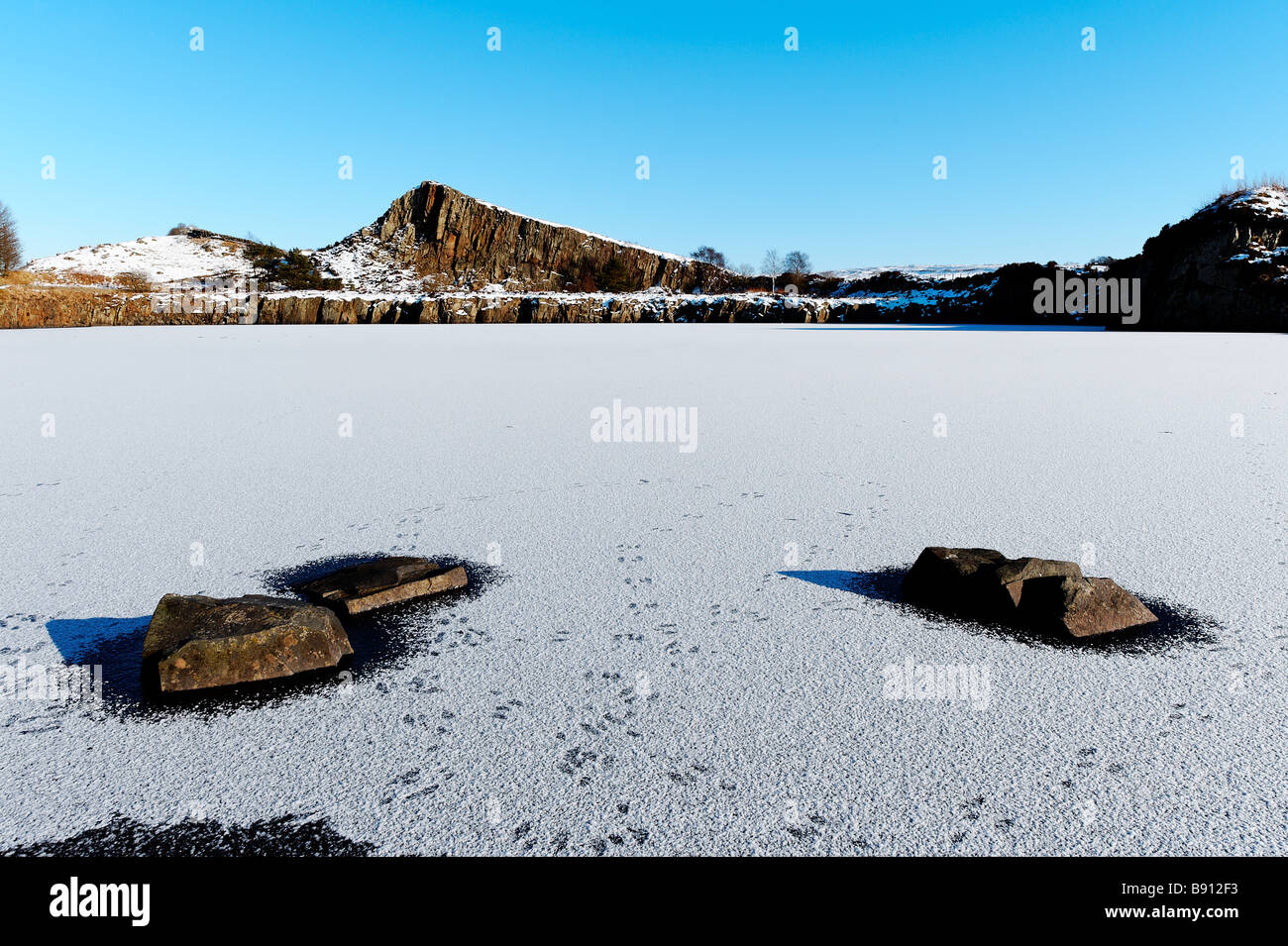 Vista invernale della cava Cawfields sul vallo di Adriano in Northumberland Foto Stock