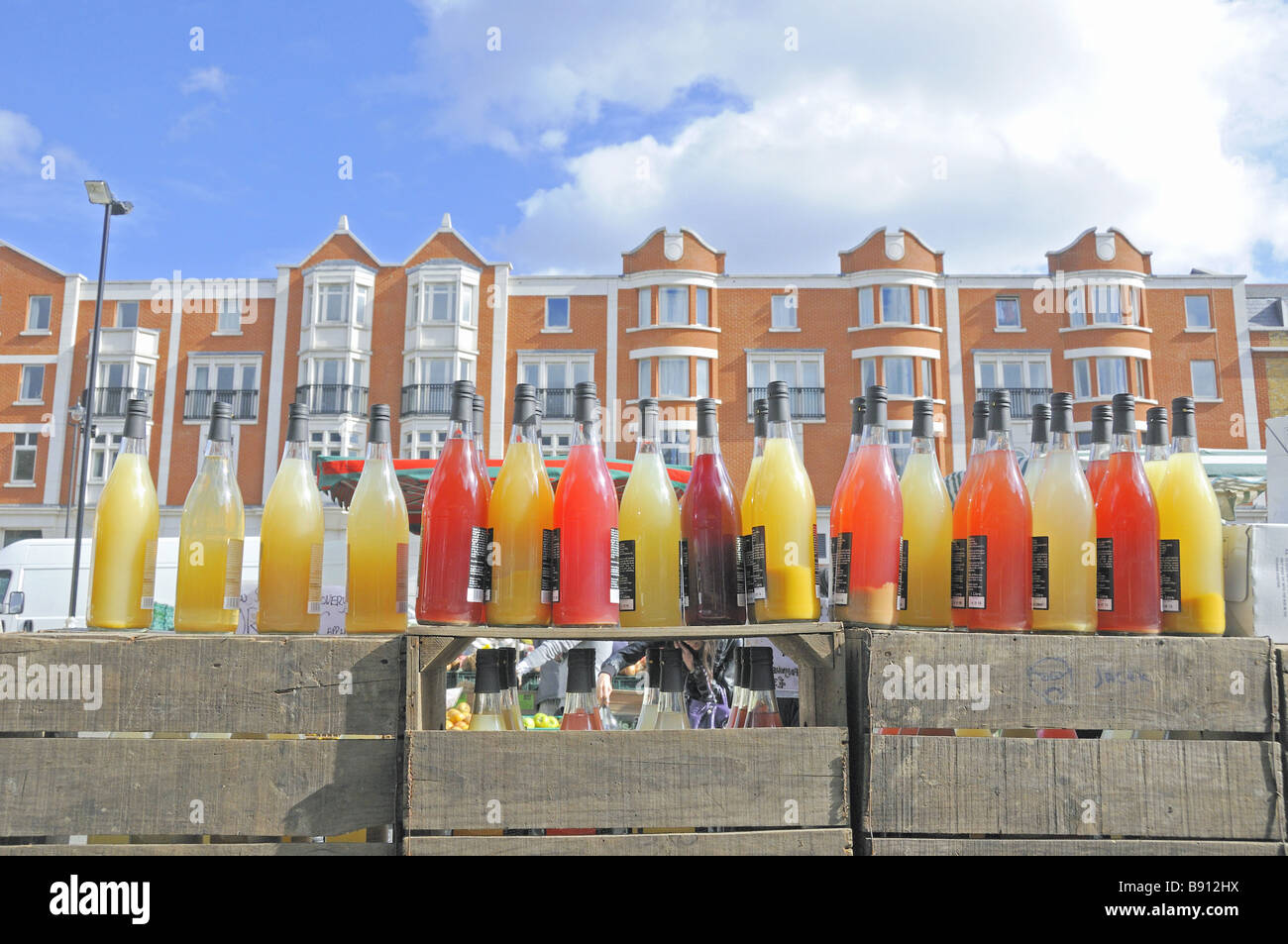 Bottiglie di succhi biologici in vendita su Marylebone Farmers Market London REGNO UNITO Foto Stock