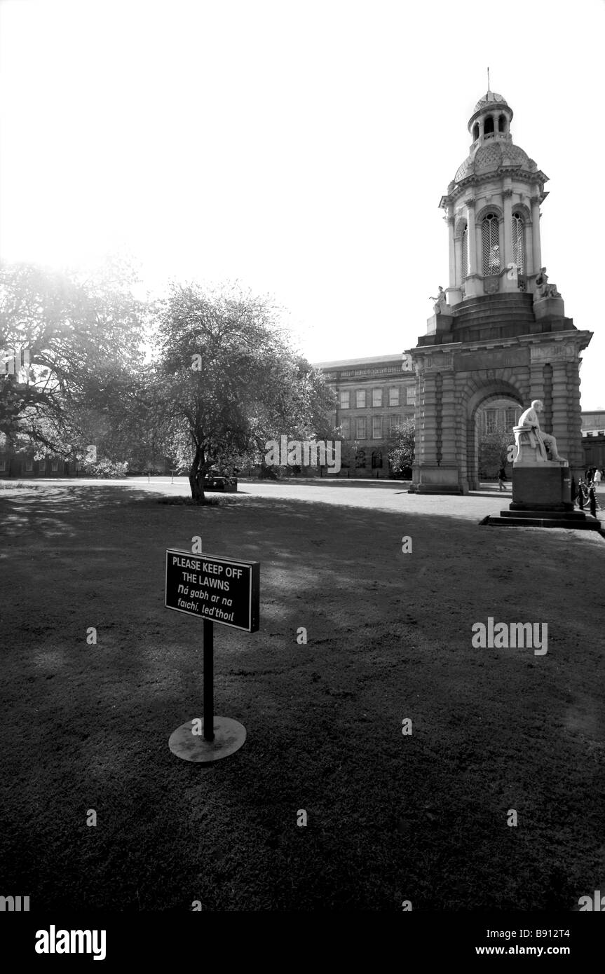 Il Campanile a Dublino Trinity College con un segno in primo piano dicendo a tenere fuori l'erba Foto Stock