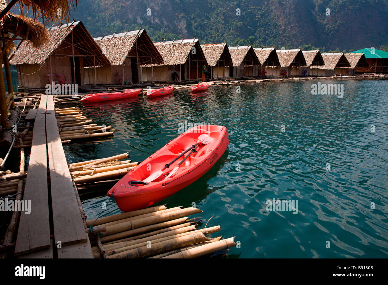 Nel sud della Thailandia: Khao Sok National Park: Rafthouses flottante e barca Foto Stock
