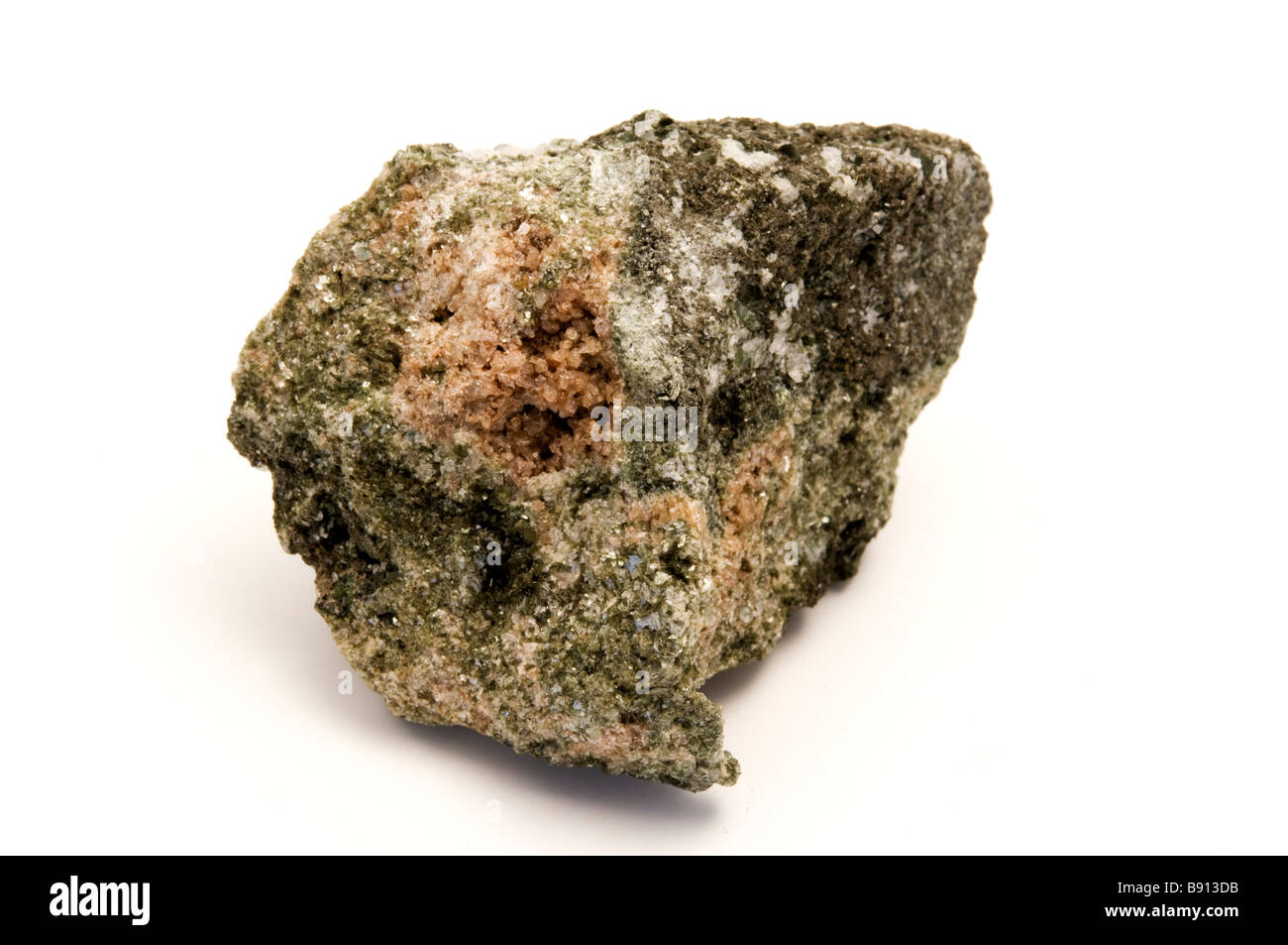 Zinnwaldite su sfondo bianco Foto Stock