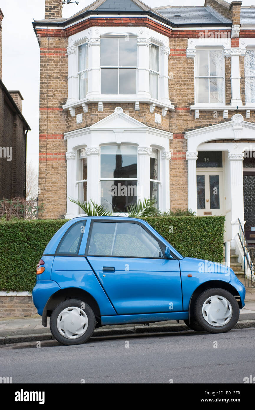 G-Wiz elettrico auto parcheggiata in una strada residenziale a Londra Foto Stock