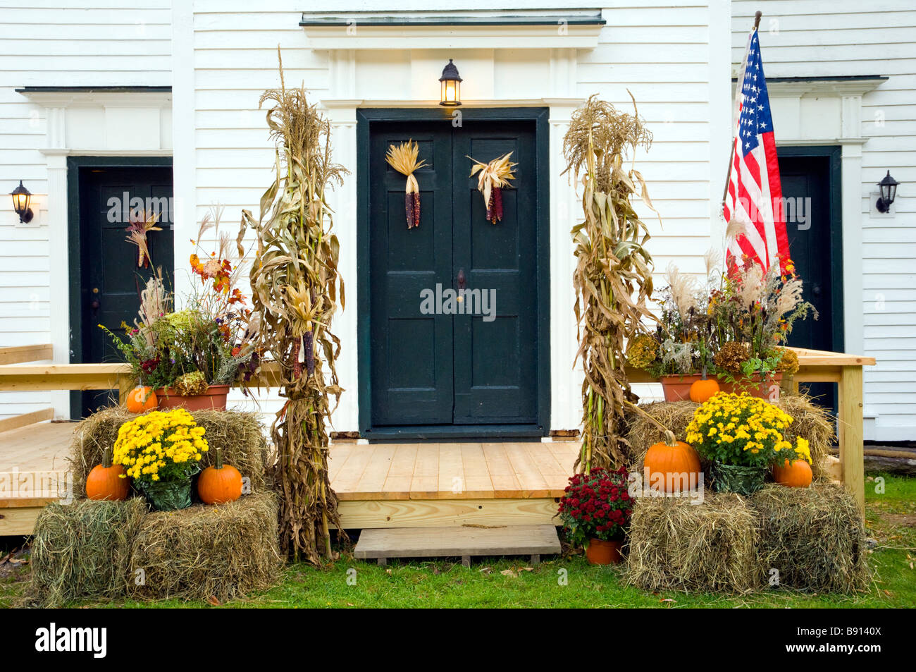 In autunno la zucca e display di bandiera al Calvario Chiesa Cappella in Townsend Vermont - USA Foto Stock