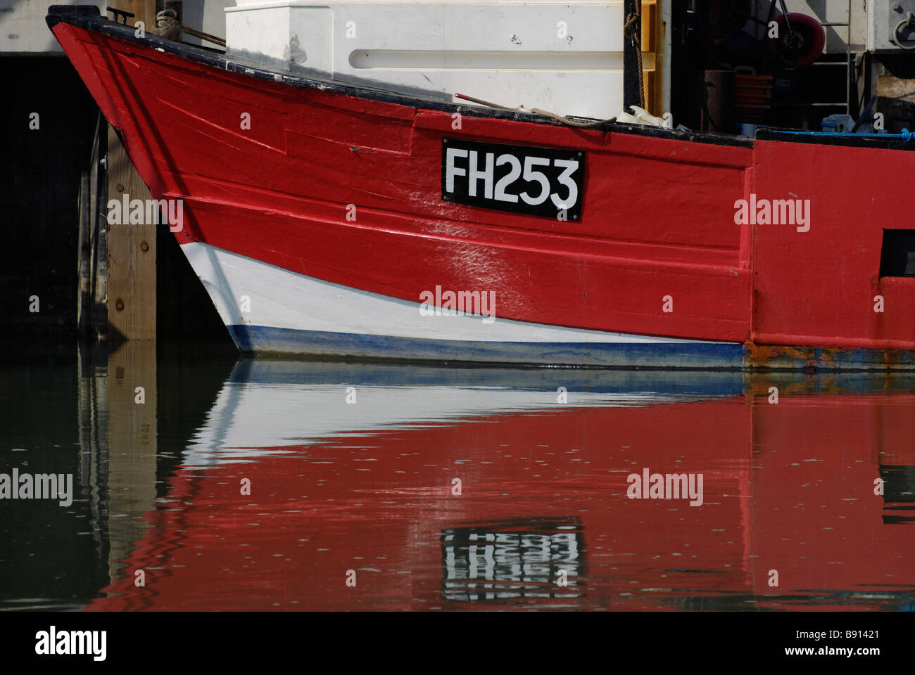 Barca da pesca della segala Harbor East Sussex England Foto Stock