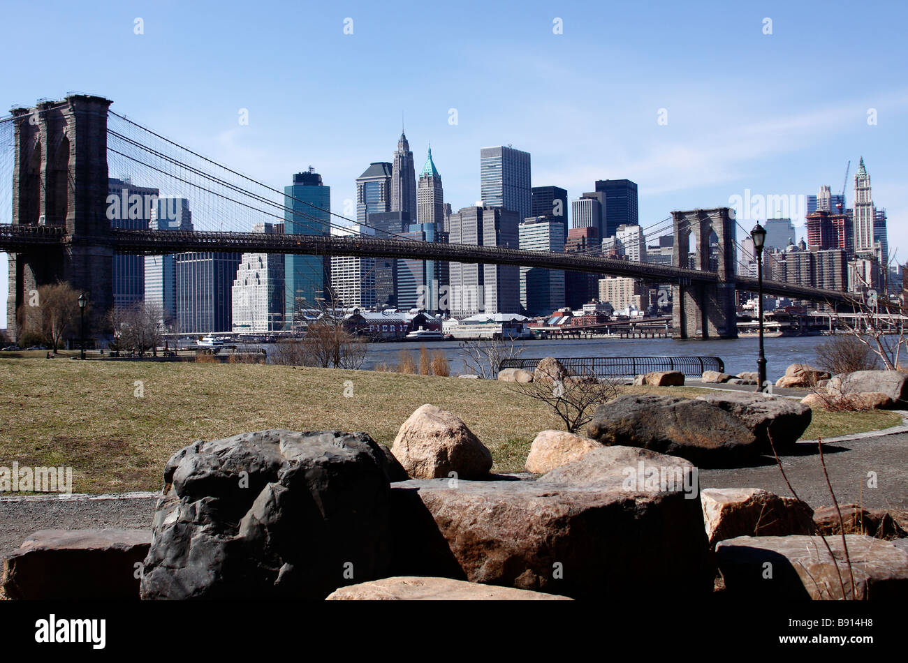 Ponte di Brooklyn, guardando verso la parte inferiore di Manhattan, da Brooklyn Waterfront Park, New York City, Stati Uniti d'America Foto Stock