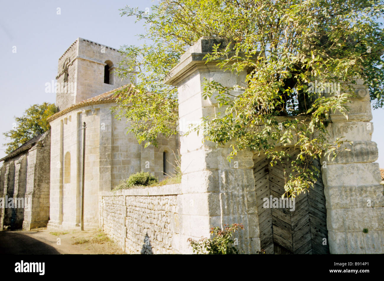 L'Abside e la torre di C12 chiesa in quasi il villaggio abbandonato di Argentina nel nord della Dordogna, Francia. Foto Stock