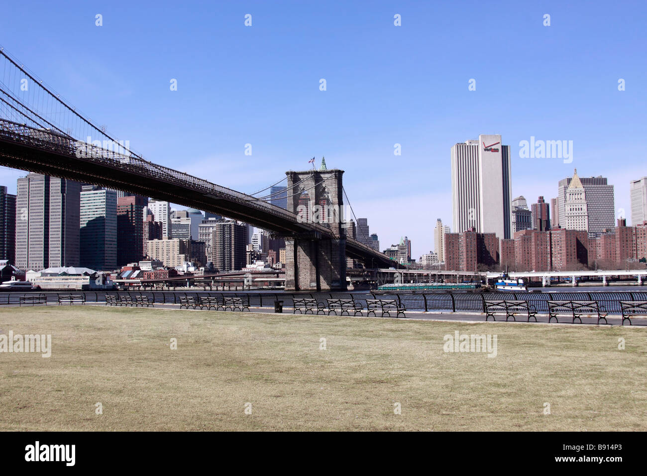 Il Ponte di Brooklyn, guardando ad ovest attraverso l'East River verso la parte inferiore di Manhattan, dal lungomare di Brooklyn, New York City, Stati Uniti d'America Foto Stock