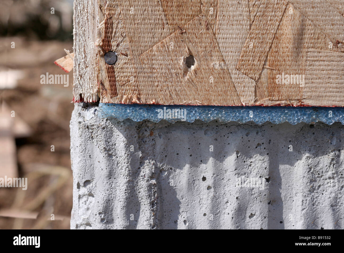 Guarnizione cantonale sulla fondazione in cemento e OSB wallboard sopra, casa di tecnica di costruzione Foto Stock