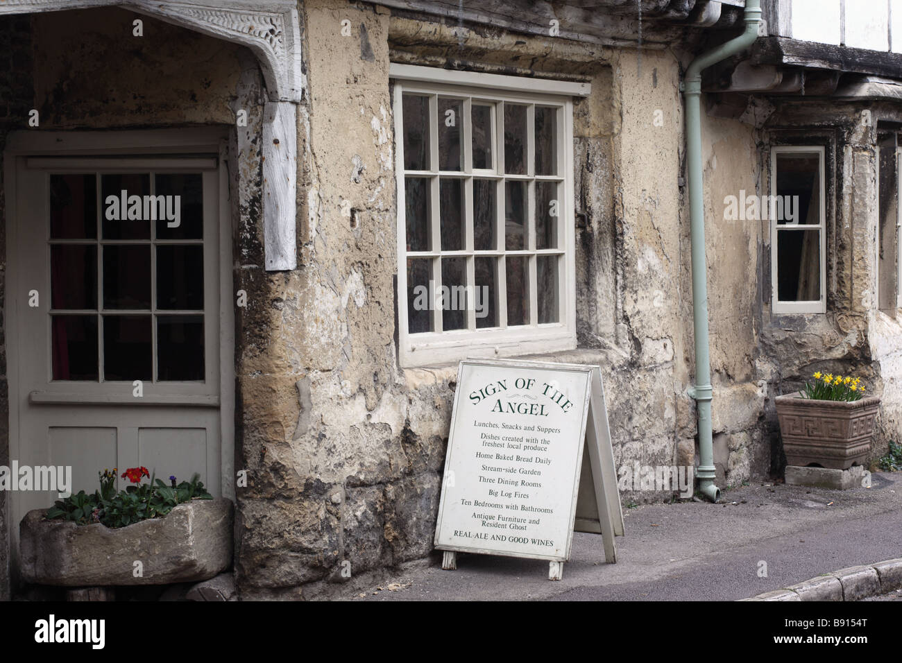 Segno della casa pubblica Angel, Lacock, Wiltshire, Inghilterra, Regno Unito Foto Stock