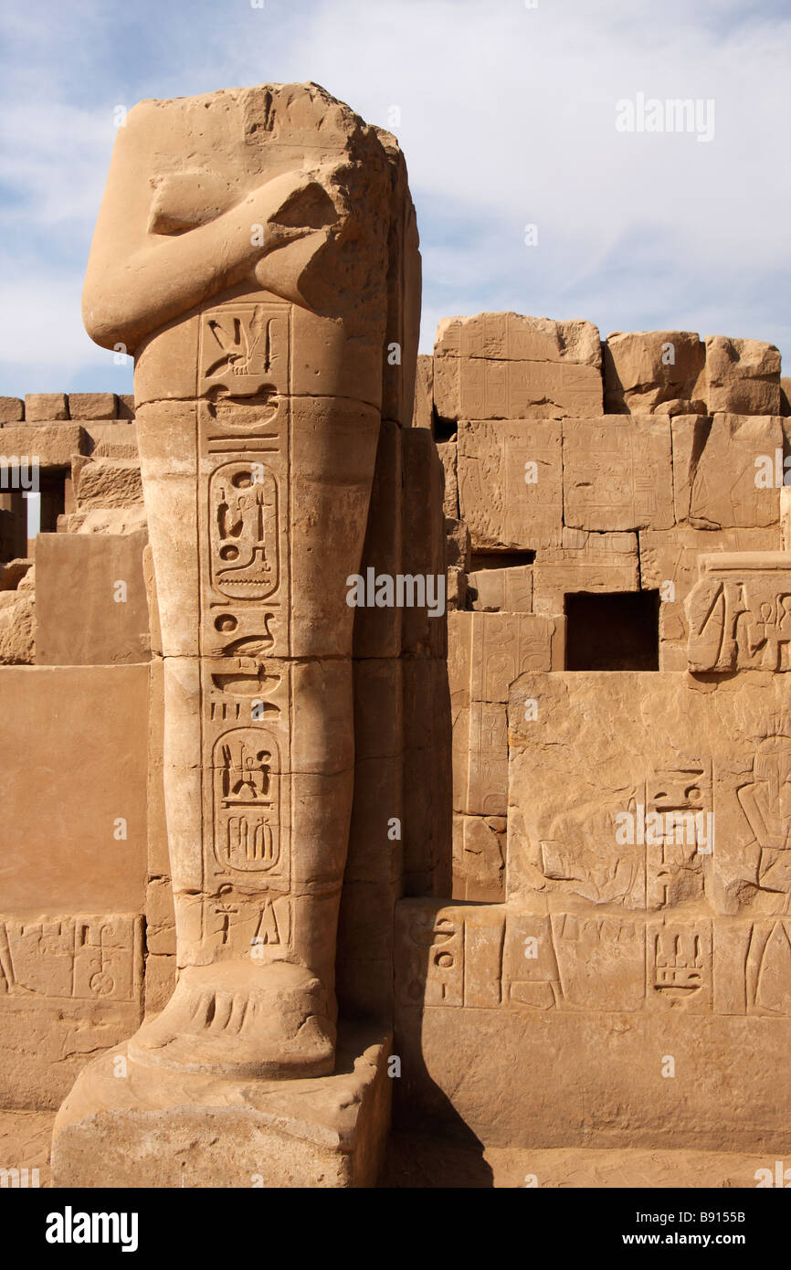Testa di Osiride statua di un faraone egiziano scolpiti con geroglifici e Tempio di Karnak Luxor Egitto Foto Stock