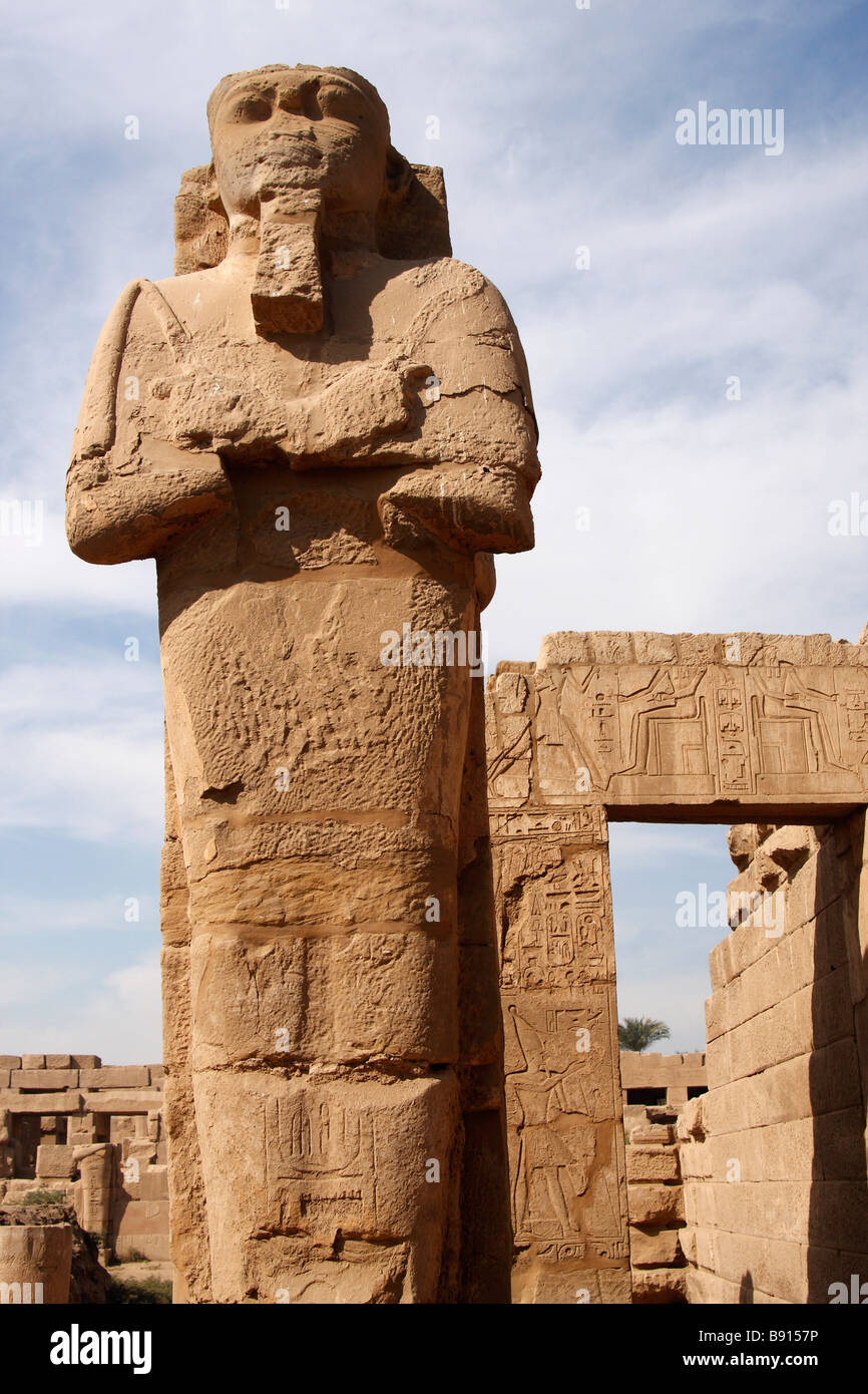 Grande pietra scolpita statua di Osiride, Tempio di Karnak Luxor Egitto Foto Stock