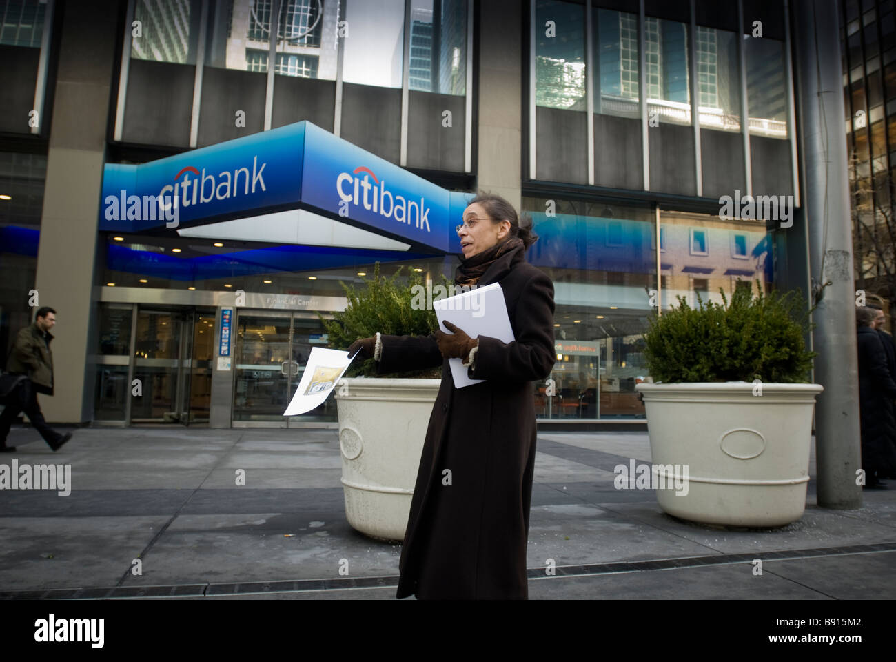 La Laura Gilbert distribuisce firmato e numerato di copie originali della sua opera Il Bailout Bill davanti alla Citibank di New York Foto Stock