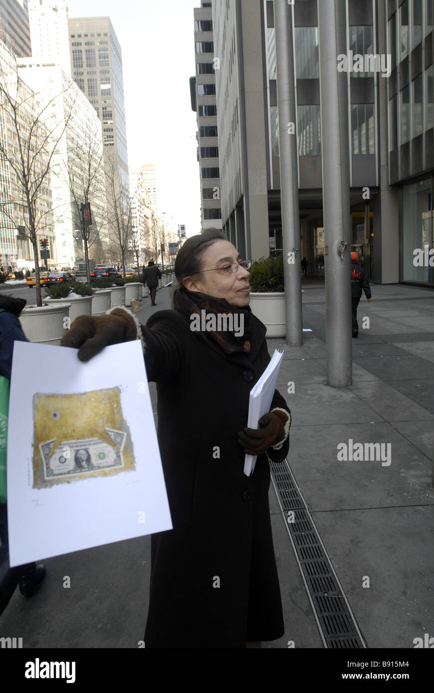La Laura Gilbert distribuisce firmato e numerato di copie originali della sua opera Il Bailout Bill davanti alla Citibank di New York Foto Stock