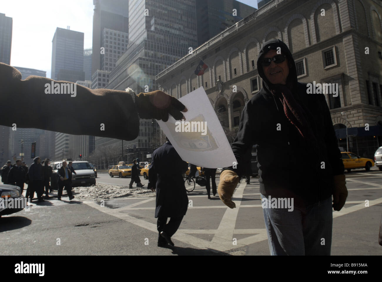 La Laura Gilbert distribuisce firmato e numerato di copie originali della sua opera Il Bailout Bill davanti alla Citibank di New York Foto Stock