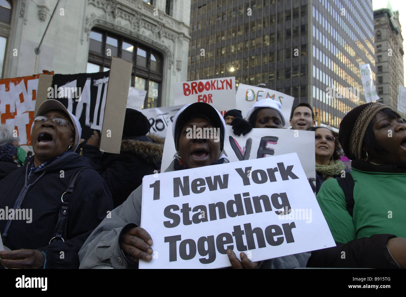 Migliaia di protesta stato proposto e city tagli di bilancio al di fuori della città di Hall in New York Foto Stock