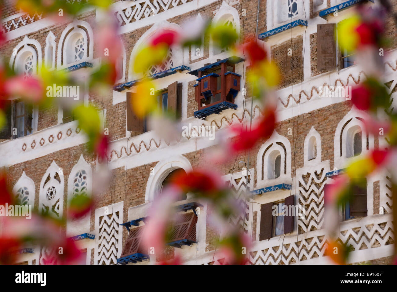 Facciata di edifici e decorazioni floreali San'a, Yemen Foto Stock