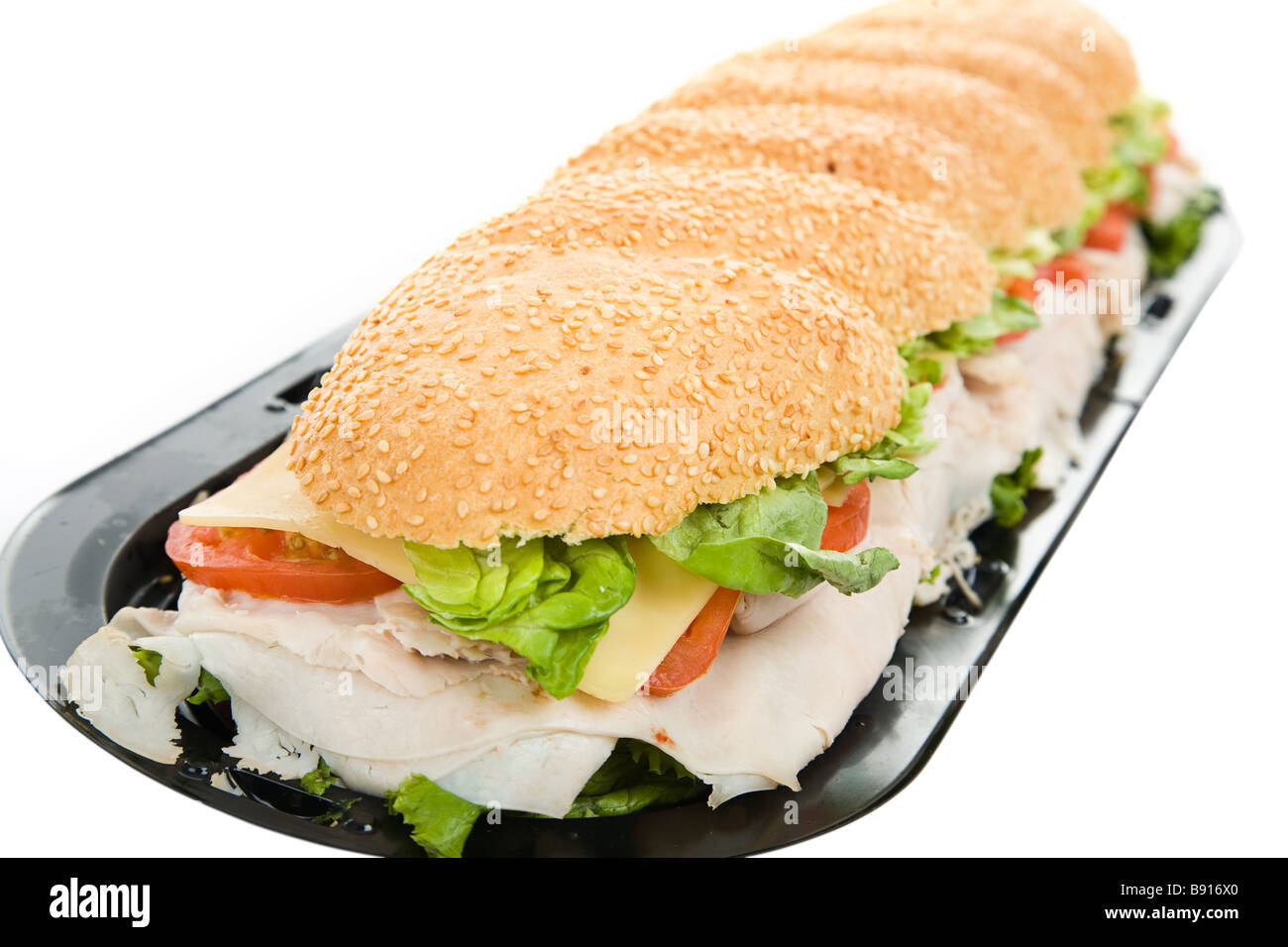 Vista ingrandita di un gigante di tre piedi turchia sub sandwich su sfondo bianco profondità di campo Foto Stock