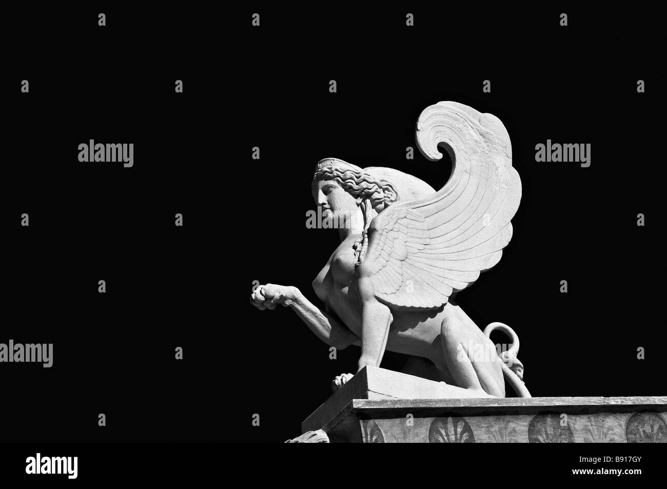 Statua in marmo di un greco sphynx sphinx //-sul tetto dell'Accademia, Atene, Grecia Foto Stock