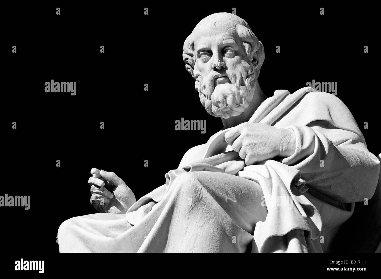 Statua in marmo dell'antico filosofo greco Platone nella parte anteriore del mondo accademico - Atene, Grecia Foto Stock