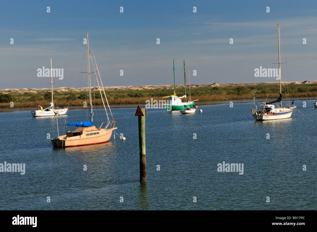Barche ancorate nei pressi del parco del Faro Sant Agostino con le dune di Anastasia State Park in background Foto Stock