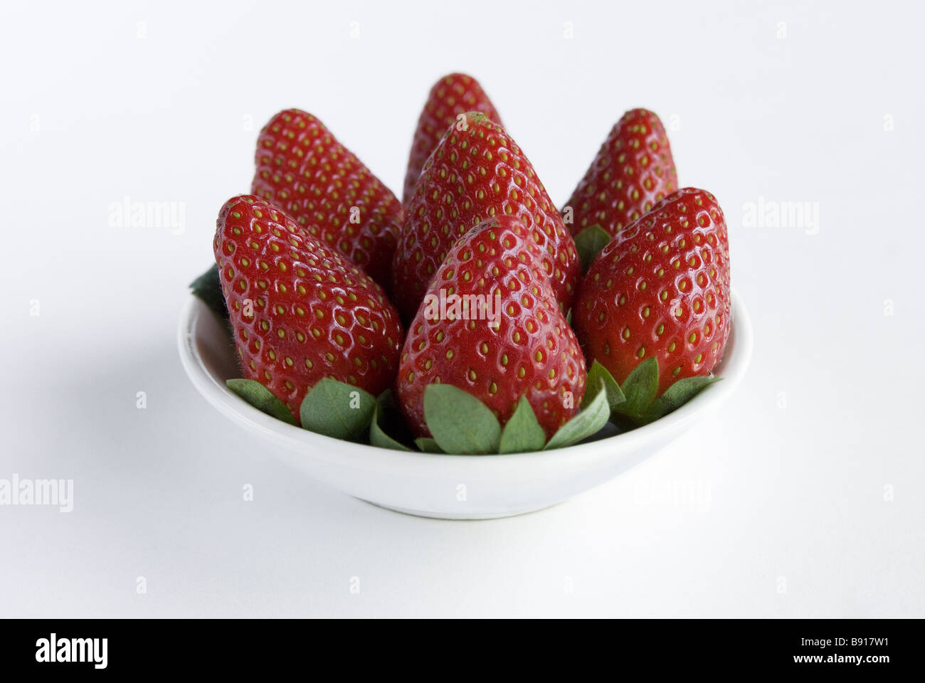 Fragole, ciotola di, su sfondo bianco Foto Stock