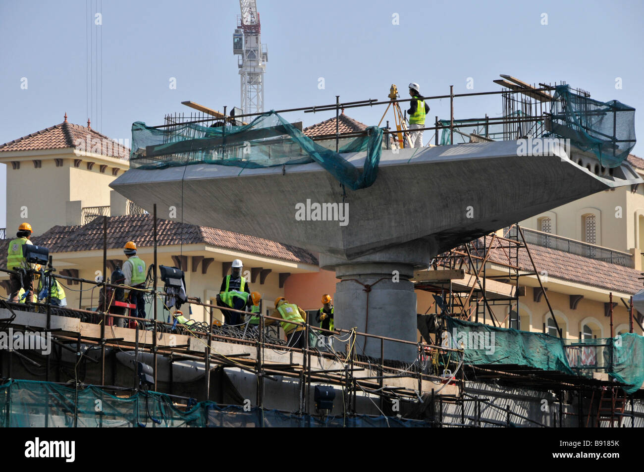 Lavoratori del cantiere della metropolitana di Dubai su cemento ponti & viadotti operaio in cappelli duri e alta vis Giacche Emirati Arabi Uniti Foto Stock