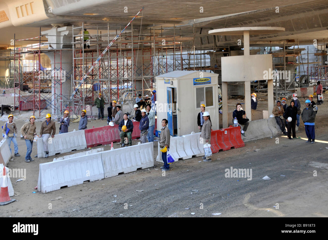 Dubai sito in costruzione dei lavoratori nel quadro di una nuova linea metropolitana viadotto in attesa per il trasporto Foto Stock