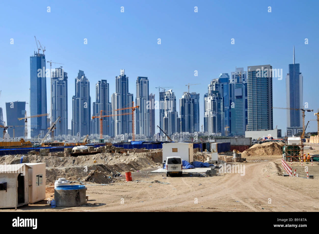 Dubai grande costruzione edificio sito con molti elevato aumento di grattacieli alcuni completati alcuni lavori in corso con la gru in Dubai EMIRATI ARABI UNITI Medio Oriente Asia Foto Stock