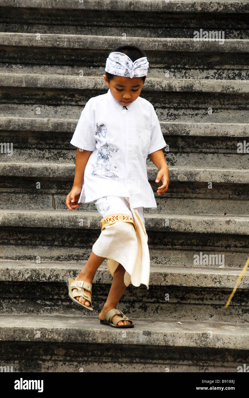 Ragazzo Balinese scendendo le scale del tempio,Pura sabakabian,Bebetin,l'Indonesia. Foto Stock