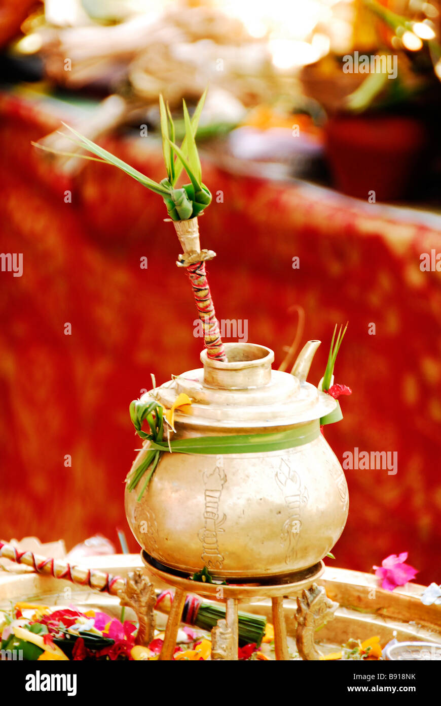 Santo Bollitore d' acqua che il sacerdote Balinese sarà la diffusione per le persone nella loro religione rituale, Bali, Indonesia. Foto Stock