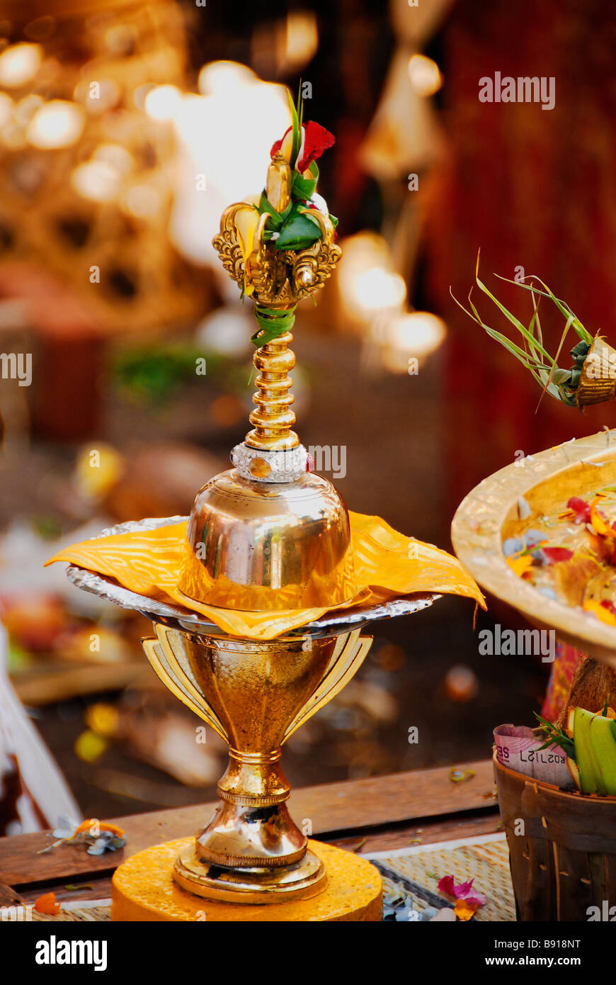 Campana di santa che il sacerdote Balinese sarà scossa durante la loro religione rituali, Bali, Indonesia. Foto Stock