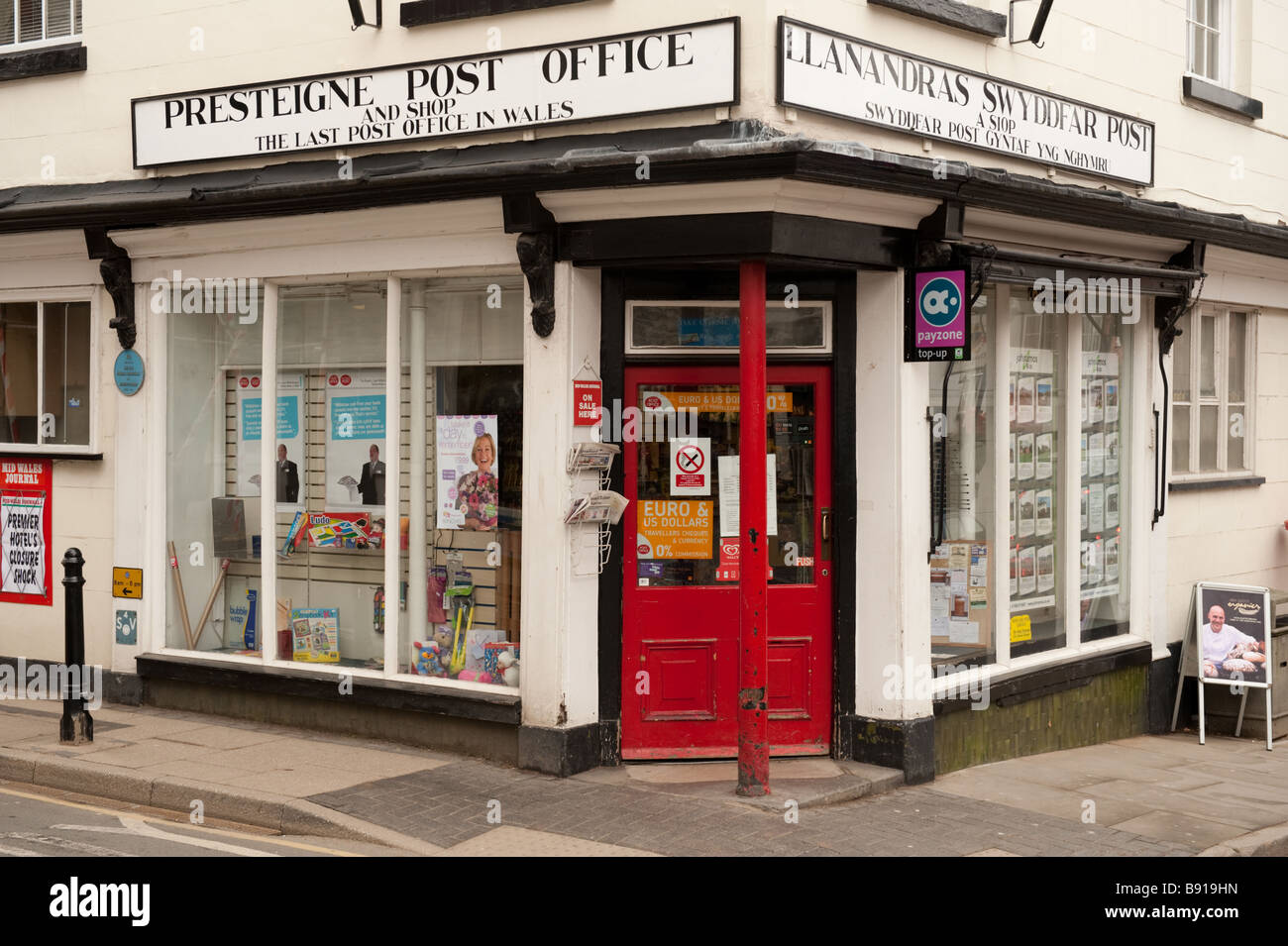 Il Post Office e piccolo angolo shop nel villaggio di Presteigne Powys sull'inglese welsh border Wales UK Foto Stock