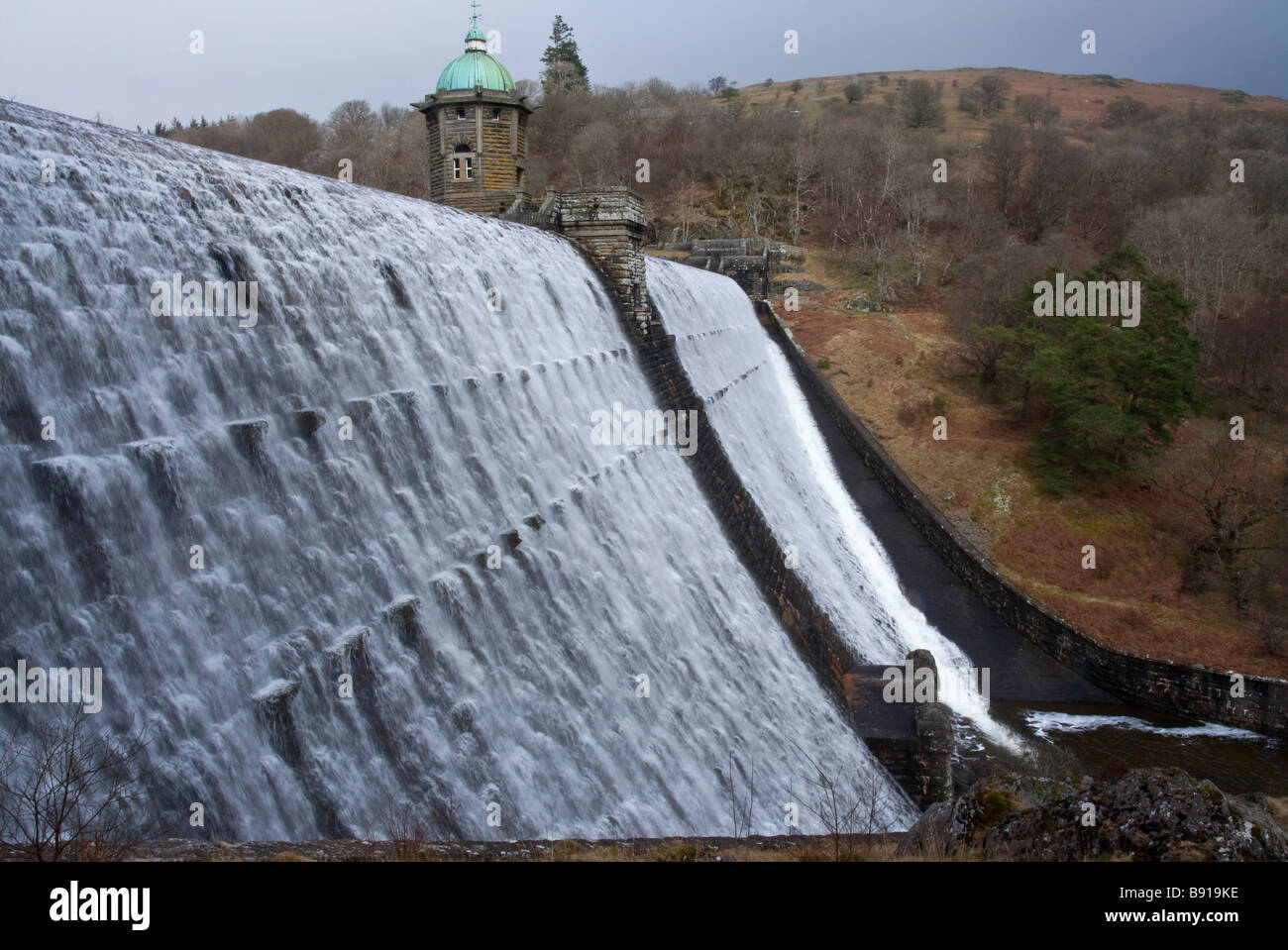 Travasi di acqua la diga di parete in corrispondenza del serbatoio peneygarreg sul "elan valley " Foto Stock