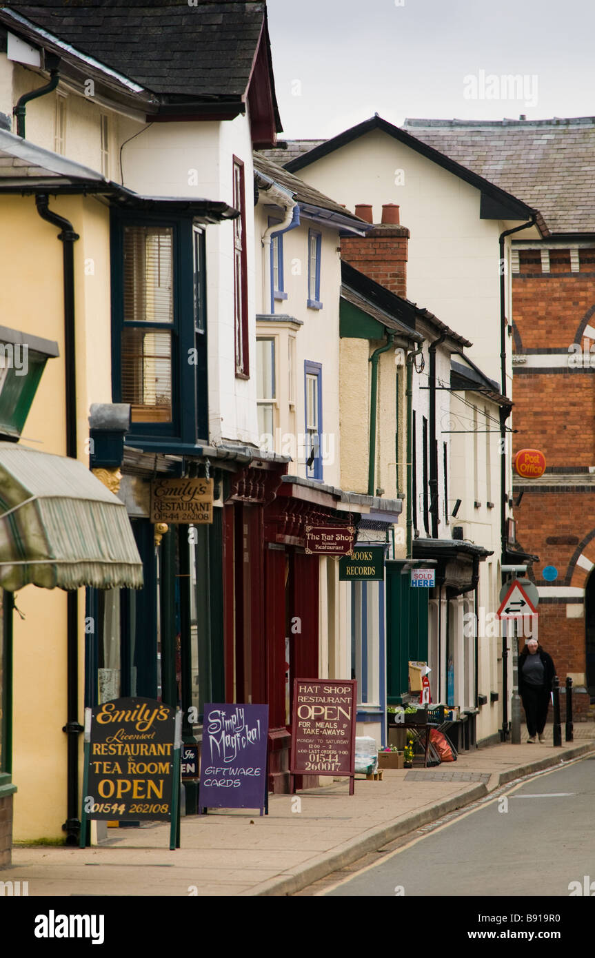 Negozi e cafè in High Street Presteigne village Powys sull'inglese welsh border Wales UK Foto Stock