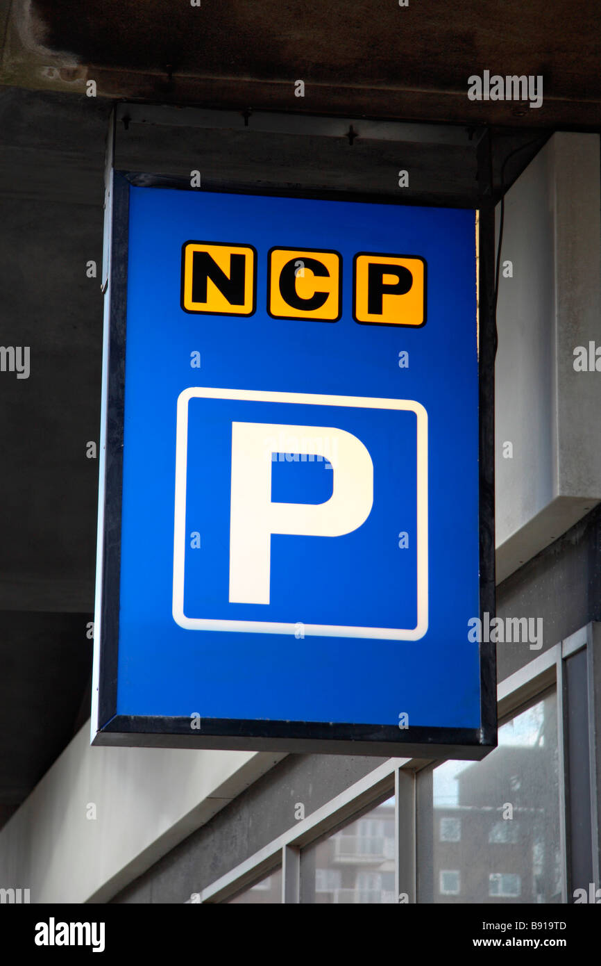 Il NCP (National Car Parks) il logo al di fuori dalla Stazione dei Pulmann Victoria, Londra. Mar 2009. Foto Stock