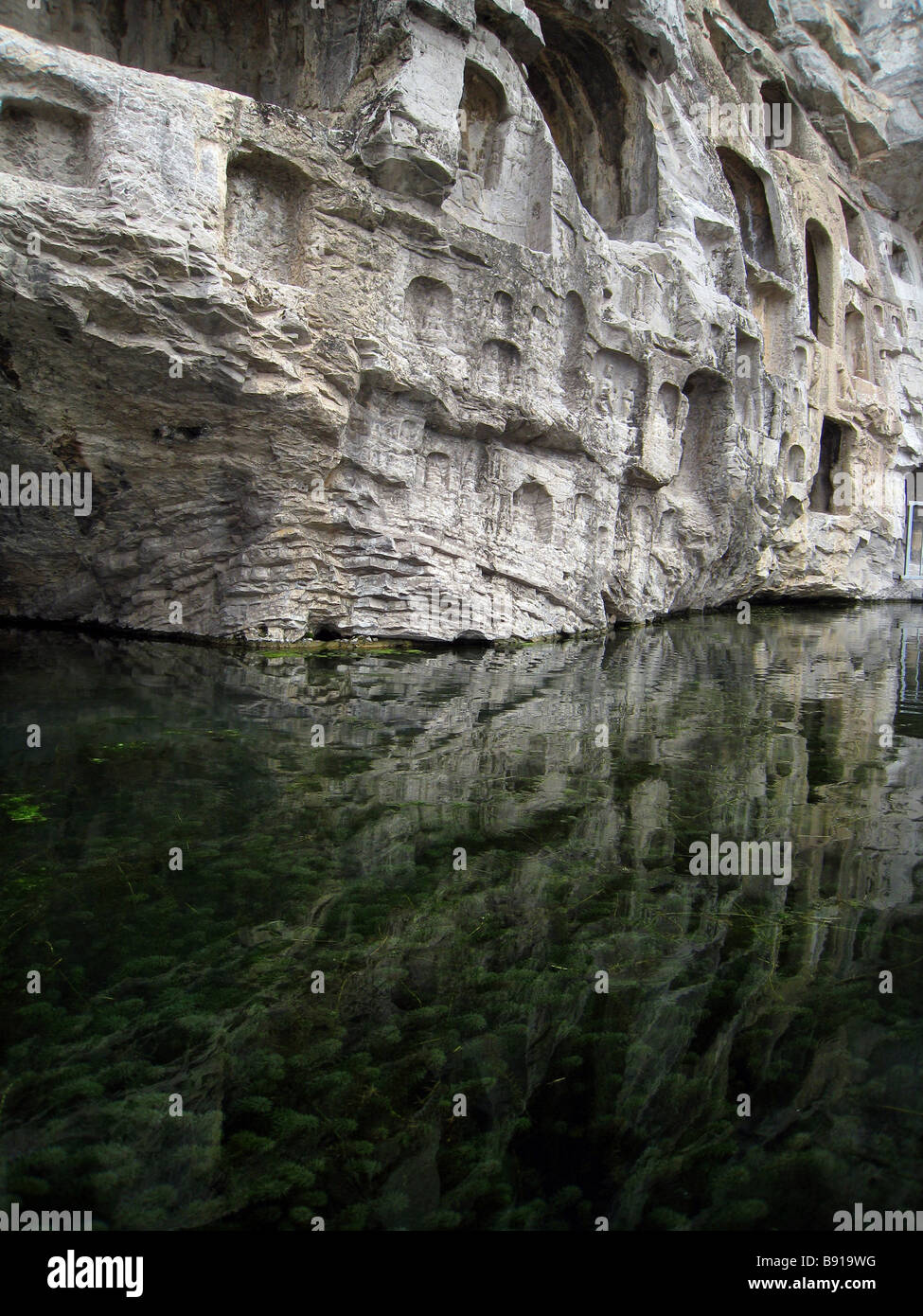 Sculture buddista riflessa in acqua verde con laghetto-erbacce Foto Stock