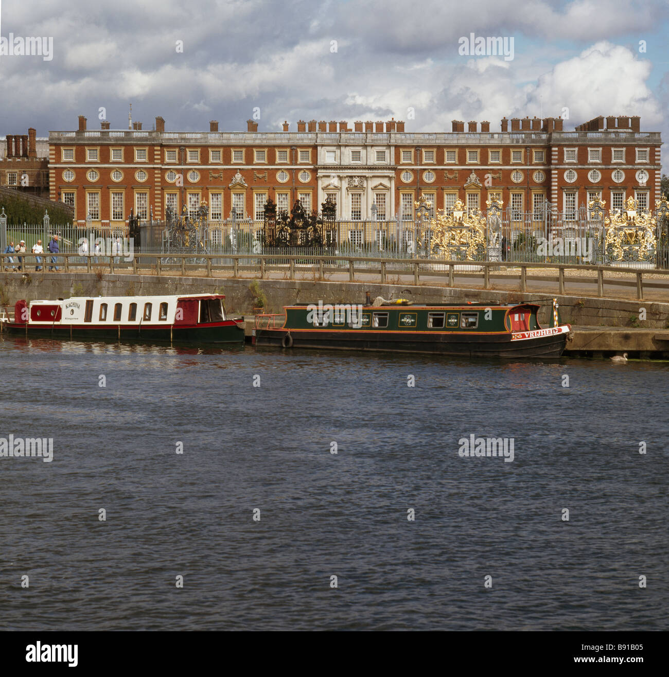 Hampton Court Palace sul fiume Tamigi, Londra Foto Stock