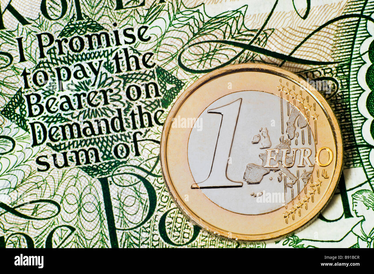 Un Euro moneta e la vecchia banca di Inghilterra una libbra nota Foto Stock