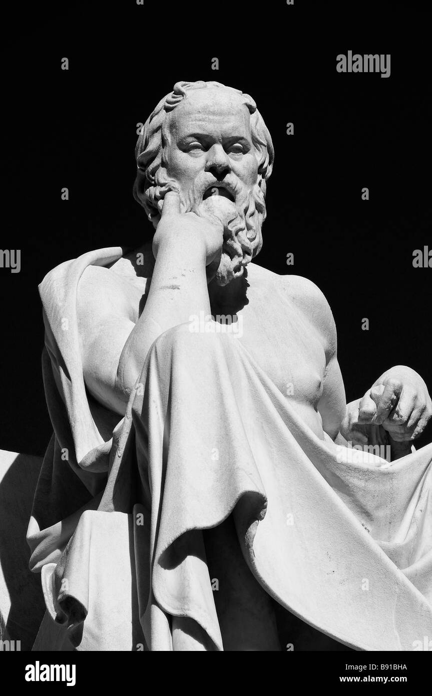 Socrates- antico filosofo greco, statua in marmo di fronte al palazzo dell'Accademia. Atene, Grecia Foto Stock