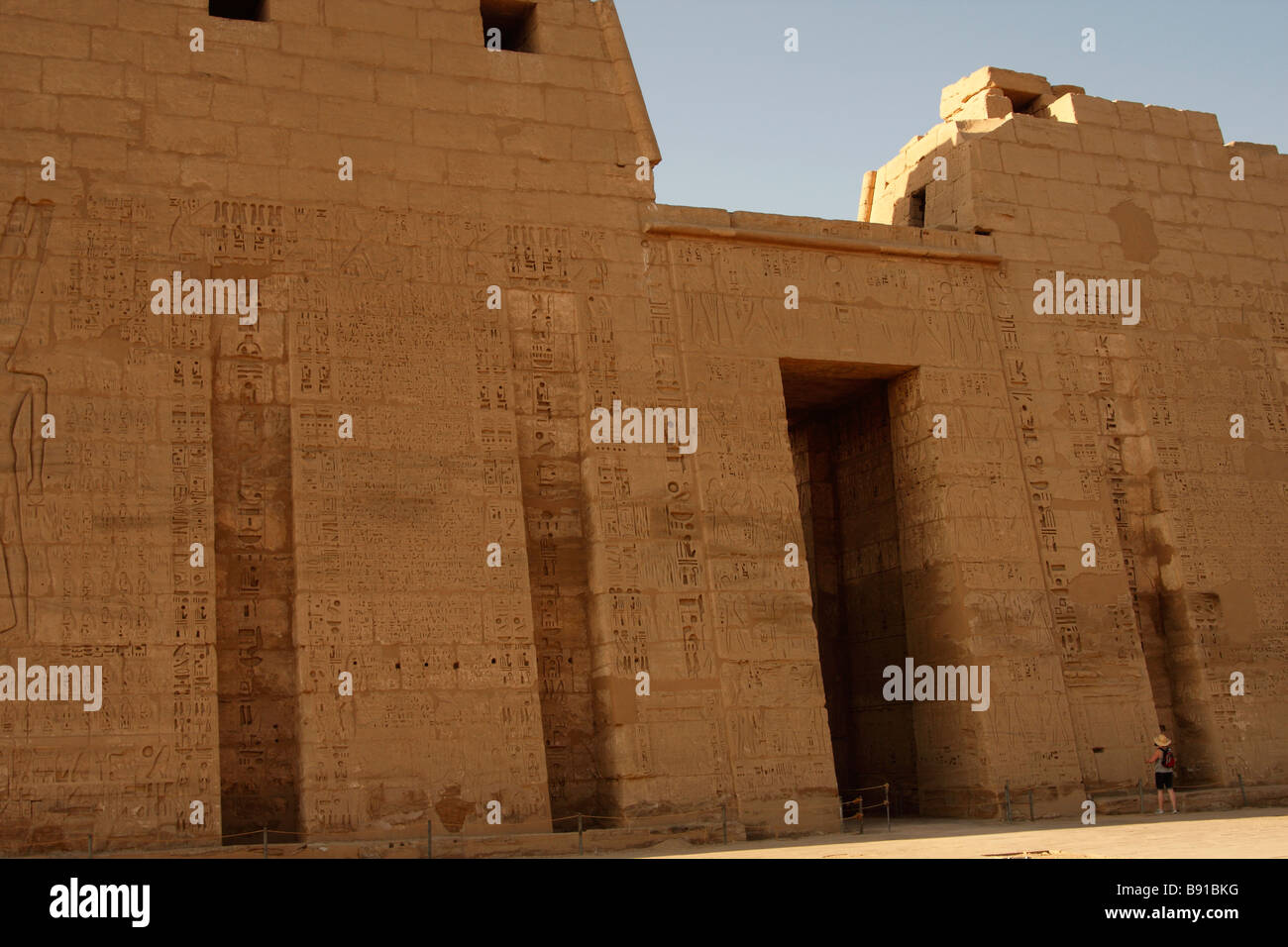 [Medinet Habu] Tempio mortuario, primo traliccio anteriore e cancello di ingresso, 'West Bank", Luxor, Egitto Foto Stock
