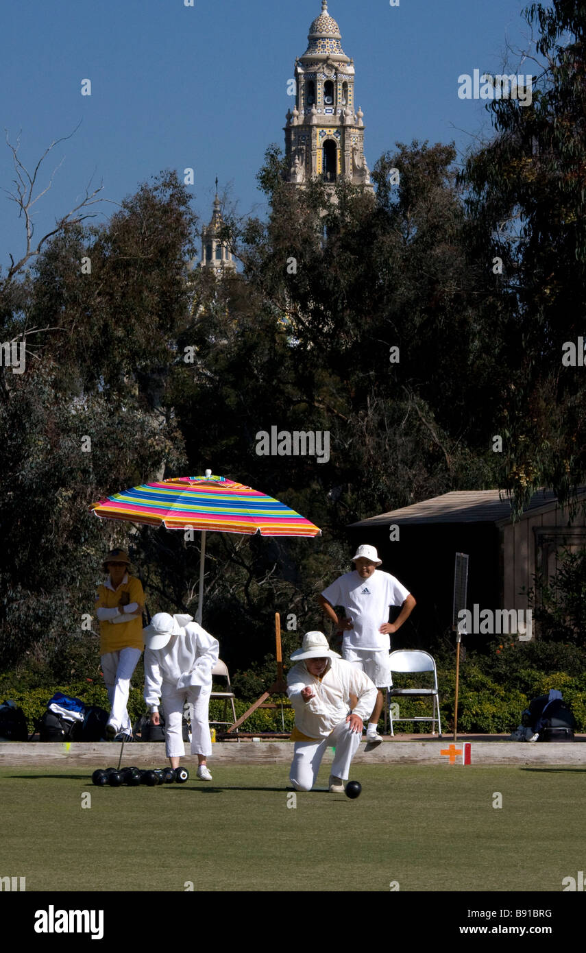 I partecipanti in un prato bowling invitational in San Diego guarda il procedimento. Foto Stock